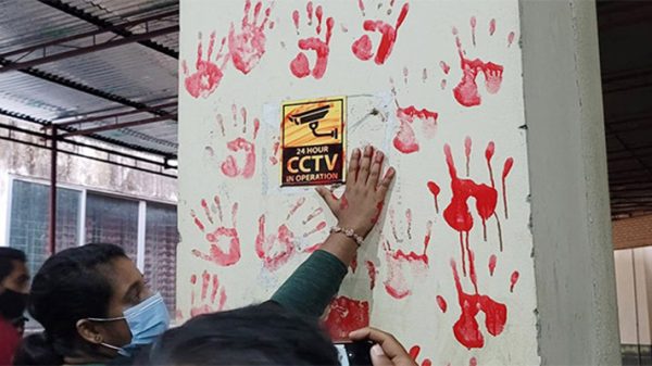 শাবিতে রক্তিম হস্তছাপ আকঁলেন আন্দোলনরত শিক্ষার্থীরা - Natun Sylhet