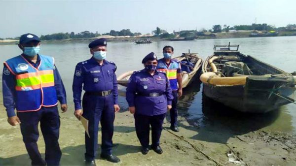 সুরমায় নদীতে অবৈধভাবে বালু উত্তোলন: মালামাল জব্দ - Natun Sylhet