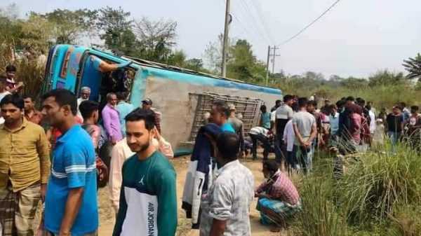 বিয়ানীবাজারে নিয়ন্ত্রণ হারিয়ে যাত্রীবাহী বাস খাদে - Natun Sylhet