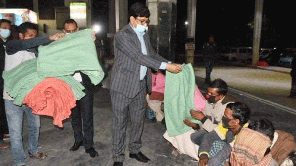 প্রধানমন্ত্রীর ত্রাণ তহবিলের কম্বল নিয়ে শীতার্তদের পাশে জেলা প্রশাসক - Natun Sylhet