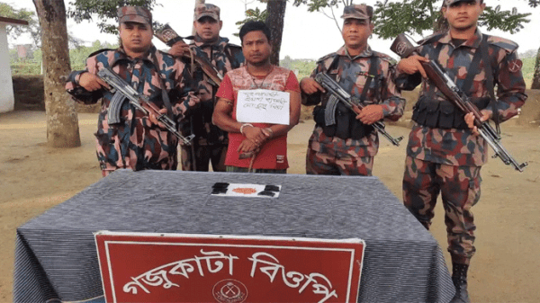 পুরোনো কর্মস্থলে ফিরেই নায়েক মুজম্মিলের চমক: ইয়াবার চালানসহ মাদক ব্যবসায়ী আটক - Natun Sylhet