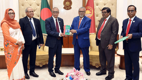 রাষ্ট্রপতির সঙ্গে বিদায়ী সাক্ষাৎ করলেন নূরুল হুদা কমিশন - Natun Sylhet
