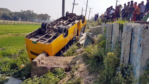 সুনামগঞ্জে নিয়ন্ত্রণ হারিয়ে বাস খাদে, আহত ১৫ - Natun Sylhet