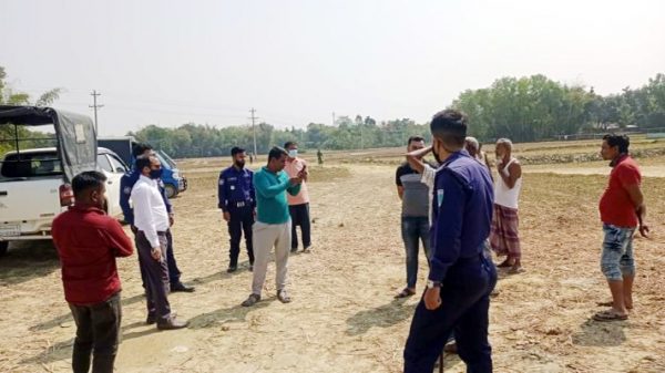 বড়লেখায় সরকারি জমির মাটি কাটায় এক্সকাভেটরকে জরিমানা - Natun Sylhet