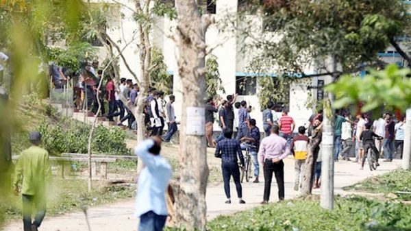 সিকৃবির নবীনবরণ অনুষ্ঠানে ছাত্রলীগের দু'পক্ষের ধাওয়া-পাল্টা - Natun Sylhet