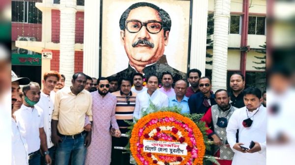 বঙ্গবন্ধুর প্রতিকৃতিতে সিলেট জেলা যুবলীগের শ্রদ্ধা নিবেদন - Natun Sylhet