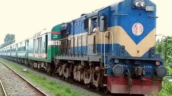 কুমিল্লায় ট্রেনে কাটা পড়ে ৩ স্কুলছাত্রী নিহত - Natun Sylhet
