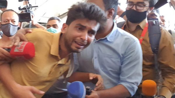 হাদিসুরের মরদেহ দেখে বিমানবন্দরে ভাইয়ের আর্তনাদ - Natun Sylhet
