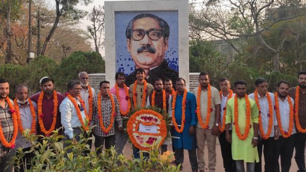বঙ্গবন্ধুর প্রতিকৃতিতে তাজুল-রমজান প্যানেলের পুষ্পস্তবক অর্পণ - Natun Sylhet