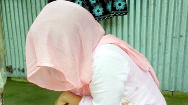 প্রেমিক না আসায় বিষ খেয়ে অনশন ভাঙলেন প্রেমিকা - Natun Sylhet