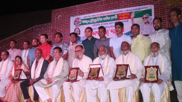 বঙ্গবন্ধুর ভাষণের প্রত্যেক্ষদর্শী পাঁচ শ্রোতাকে সম্মাননা প্রদান - Natun Sylhet