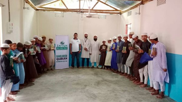 জয়তুন ওয়েলফেয়ার ট্রাস্টের কোরআন শরিফ বিতরণ - Natun Sylhet