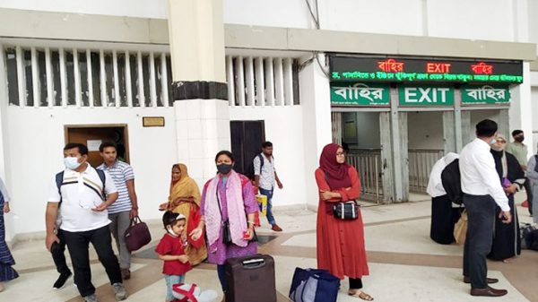 সিলেটে ৯ ঘন্টার ধর্মঘটে ট্রেন যাত্রীদের চরম দুর্ভোগ - Natun Sylhet