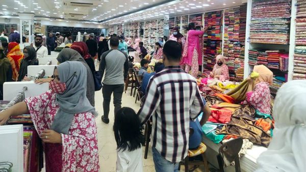 সিলেটে করোনায় সংকট পেরিয়ে জমজমাট ঈদবাজার, ক্রেতাদের উপচে পড়া ভিড় - Natun Sylhet