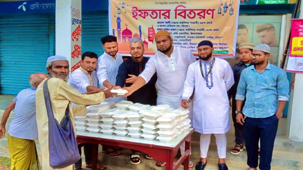 দরিদ্র মানুষের মাঝে বন্ধু মহলের ইফতার বিতরণ - Natun Sylhet