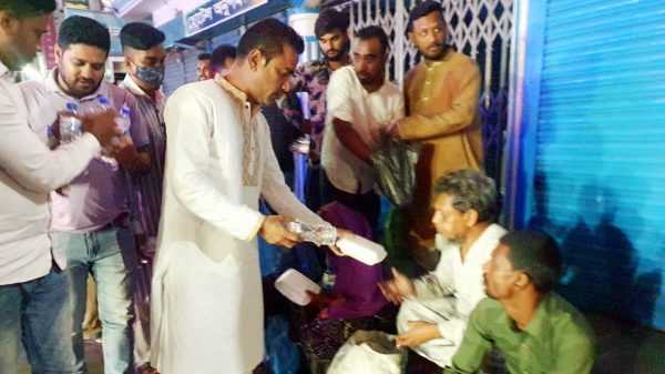 গভীর রাতে সেহরি নিয়ে রোজাদারদের মাঝে মুক্তি - Natun Sylhet