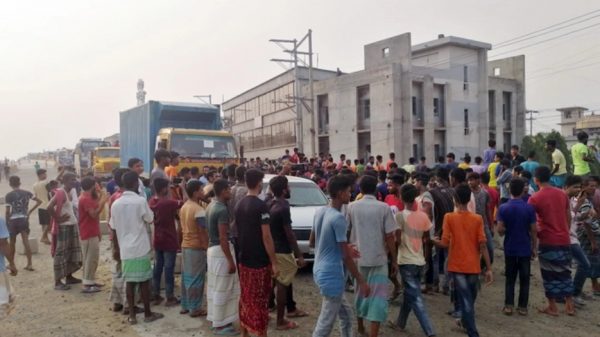 বোনাসের দাবিতে বিক্ষোভ, পুলিশসহ আহত শতাধিক - Natun Sylhet