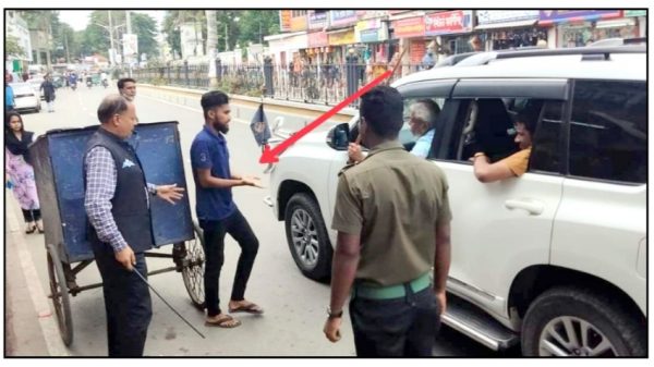 রাস্তায় ভ্যান চালককে লাঠি দিয়ে পেটালেন মেয়র! - Natun Sylhet