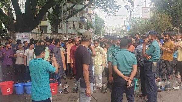 সিলেটে সুপেয় পানির দাবিতে রাস্তা অবরোধ করলো শিক্ষার্থীরা - Natun Sylhet