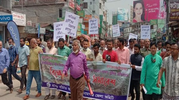 বাঁধ ভেঙে তলিয়ে গেছে ফসল, সুনামগঞ্জে বিক্ষোভ   - Natun Sylhet