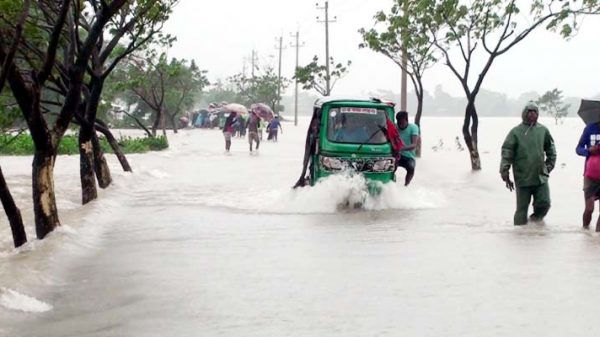 সুনামগঞ্জে সীমান্তের ওপার থেকে আসা ঢলে বাড়ছে সুরমা নদীর পানি - Natun Sylhet