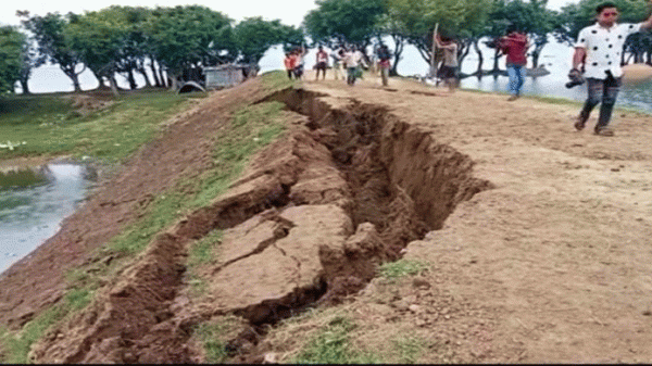 টাঙ্গুয়ার হাওর সংলগ্ন বাঁধে ধস, হুমকিতে ৫টি হাওর - Natun Sylhet