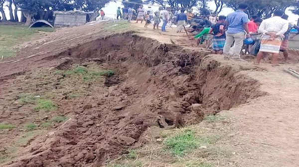 বাধেঁ ধস ঠেকাতে দিনরাত কাজ চলছে, তবু দুশ্চিন্তায় কৃষকেরা - Natun Sylhet