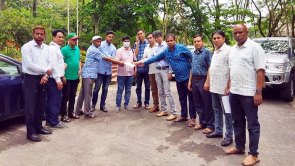 রূপকের চিকিৎসার জন্য শাবি অফিসার্স এসোসিয়েশনের অর্থ সহায়তা - Natun Sylhet
