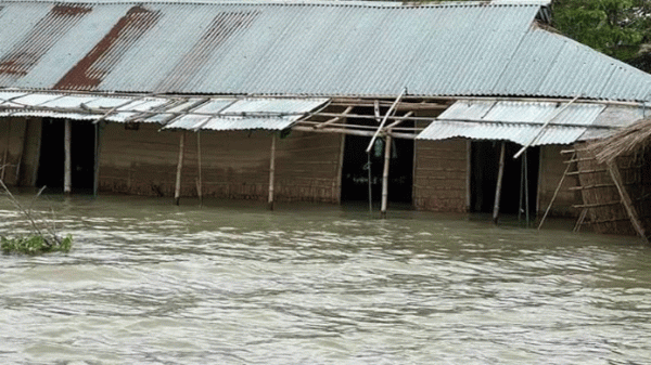 সিলেটে বাড়িঘরে এখনো বন্যার পানি, কমেনি দুর্ভোগ - Natun Sylhet