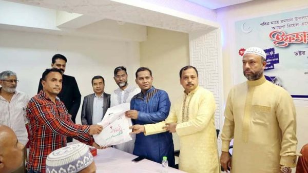 বাহরাইনে প্রবাসী শ্রমিকদের মধ্যে ঈদ উপহার বিতরণ - Natun Sylhet