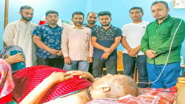 সাংবাদিক দুলালের শয্যাপাশে দক্ষিণ সুরমা প্রেসক্লাব নেতৃবৃন্দ - Natun Sylhet