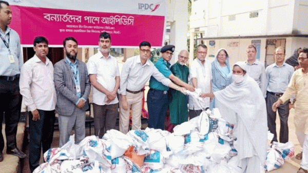 বন্যার্তদের মধ্যে আইপিডিসি ফাইন্যান্স সিলেট শাখার ত্রাণ বিতরণ - Natun Sylhet
