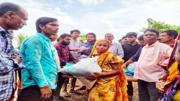 বন্যায় ক্ষতিগ্রস্তদের পাশে শাবিপ্রবি শিক্ষার্থীরা - Natun Sylhet