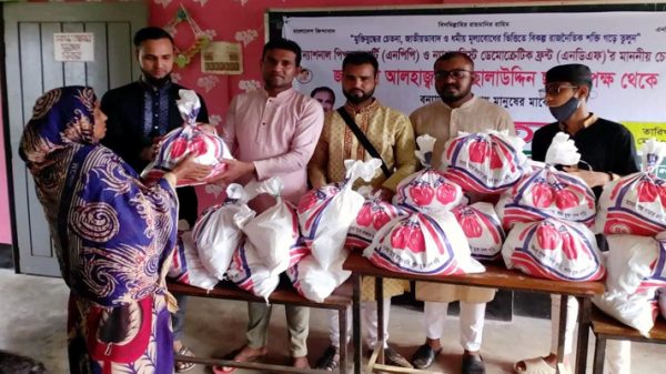 বন্যা দূর্গত মানুষদেরকে ন্যাশনাল পিপলস পার্টির ত্রান বিতরন - Natun Sylhet