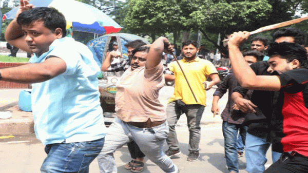 কেন্দ্রীয় শহীদ মিনার এলাকায় ছাত্রদল-ছাত্রলীগ সংঘর্ষ, আহত ২৫ - Natun Sylhet