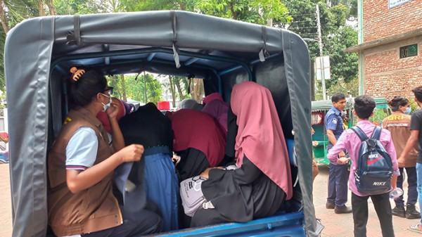 ক্লাস ফাঁকি দিয়ে পার্কে আড্ডা, পুলিশের হাতে ধরা ২৫ ছাত্র-ছাত্রী - Natun Sylhet