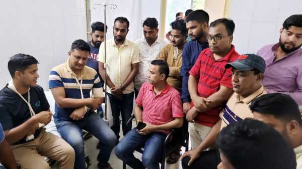 আহত পুলিশ সদস্যদের দেখতে সিলেট মহানগর যুবলীগ - Natun Sylhet