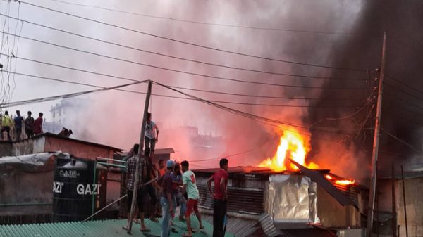 সিলেটে হকার্স মার্কেটে ভয়াবহ অগ্নিকাণ্ড, শতাধিক দোকান পুড়ে ছাই - Natun Sylhet