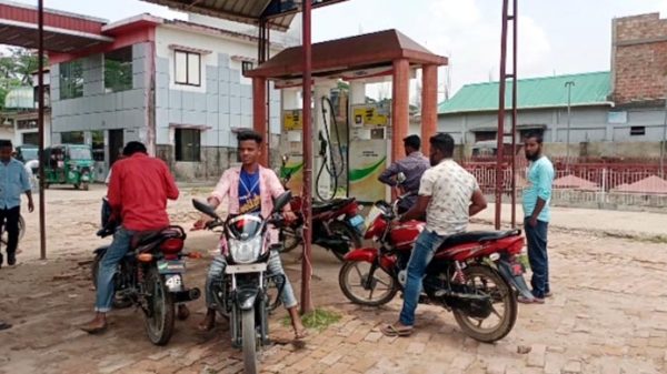 সুনামগঞ্জে দুদিন ধরে অকটেন-পেট্রল বিক্রি বন্ধ, ভোগান্তিতে মানুষ - Natun Sylhet