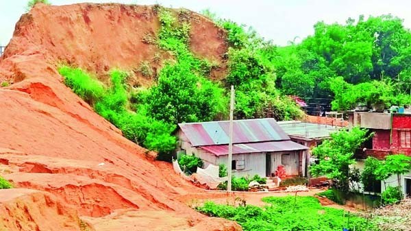 আসছে বর্ষা, সিলেটে ঝুঁকি নিয়ে টিলায় বসবাস - Natun Sylhet