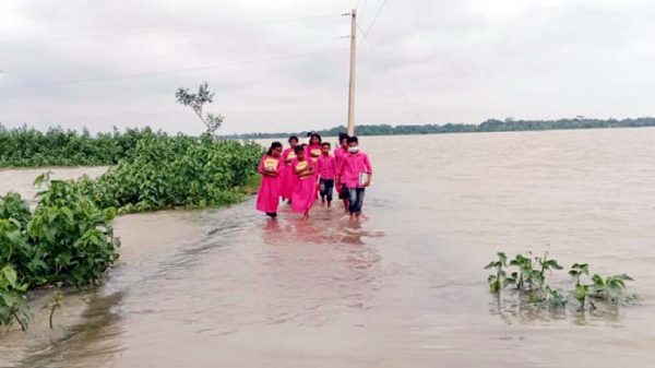 সিলেটসহ ৫ জেলায় বন্যায় শতাধিক স্কুল বন্ধ, ক্ষতিগ্রস্ত শিশুদের পড়াশোনা - Natun Sylhet