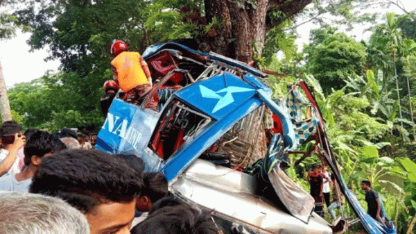 গাছের সঙ্গে বাসের ধাক্কায় শিশুসহ নিহত ১০, আহত ২০ - Natun Sylhet