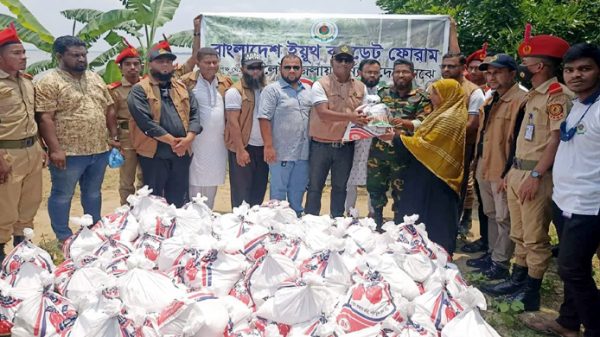 বন্যার্তদের মধ্যে ‘বাংলাদেশ ইয়ুথ ক্যাডেট ফোরাম’র ত্রাণ বিতরণ - Natun Sylhet
