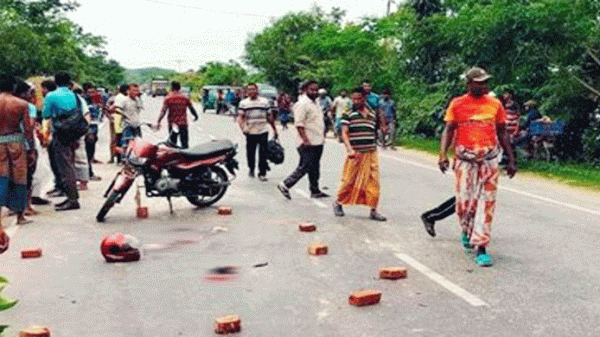 দুই বাইকের সঙ্গে ট্রাক্টরের সংঘর্ষ, মা-মেয়েসহ নিহত ৩ - Natun Sylhet