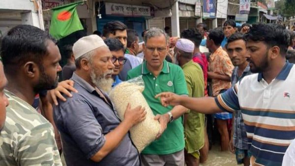 বন্যার্ত তিন শতাধিক পরিবারে খাবার ও বিশুদ্ধ পানি বিতরণ করলেন আসাদ উদ্দিন - Natun Sylhet