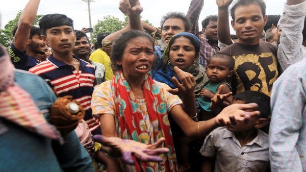 কোম্পানীগঞ্জে মন্ত্রী চলে আসার পর ত্রাণ নিয়ে কাড়াকাড়ি - Natun Sylhet
