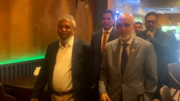 লন্ডনে লিফটে দেড় ঘন্টা আটকা পড়েছিলেন মেয়র আরিফ - Natun Sylhet