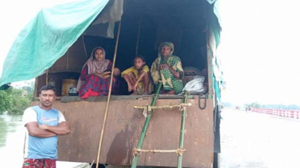 স্ত্রী-সন্তান ও মাকে নিয়ে ট্রাকেই দিন কাটছে শাহজাহানের - Natun Sylhet