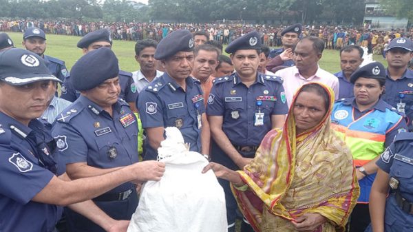 সুনামগঞ্জে বন্যার্তদের মধ্যে ত্রাণ বিতরণ করলেন আইজিপি - Natun Sylhet