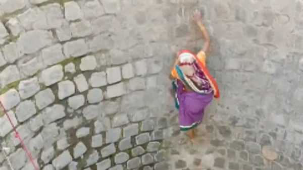 ভা্রতে পানির জন্য হাহাকার, ঝুঁকি নিয়ে নামতে হচ্ছে কূপে! - Natun Sylhet